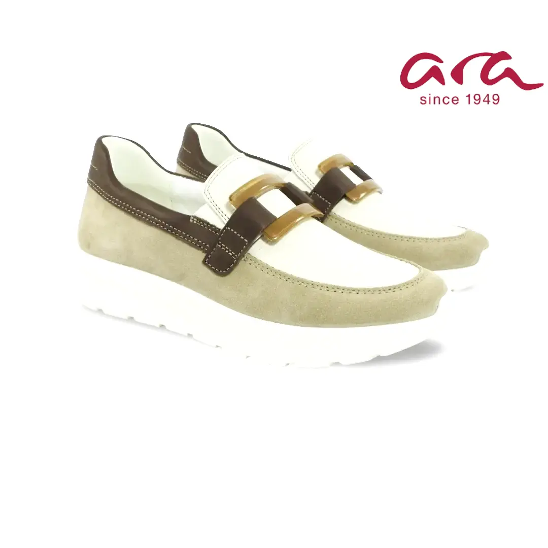 Beige Ara loafer met goudkleurige gesp en lichte zool