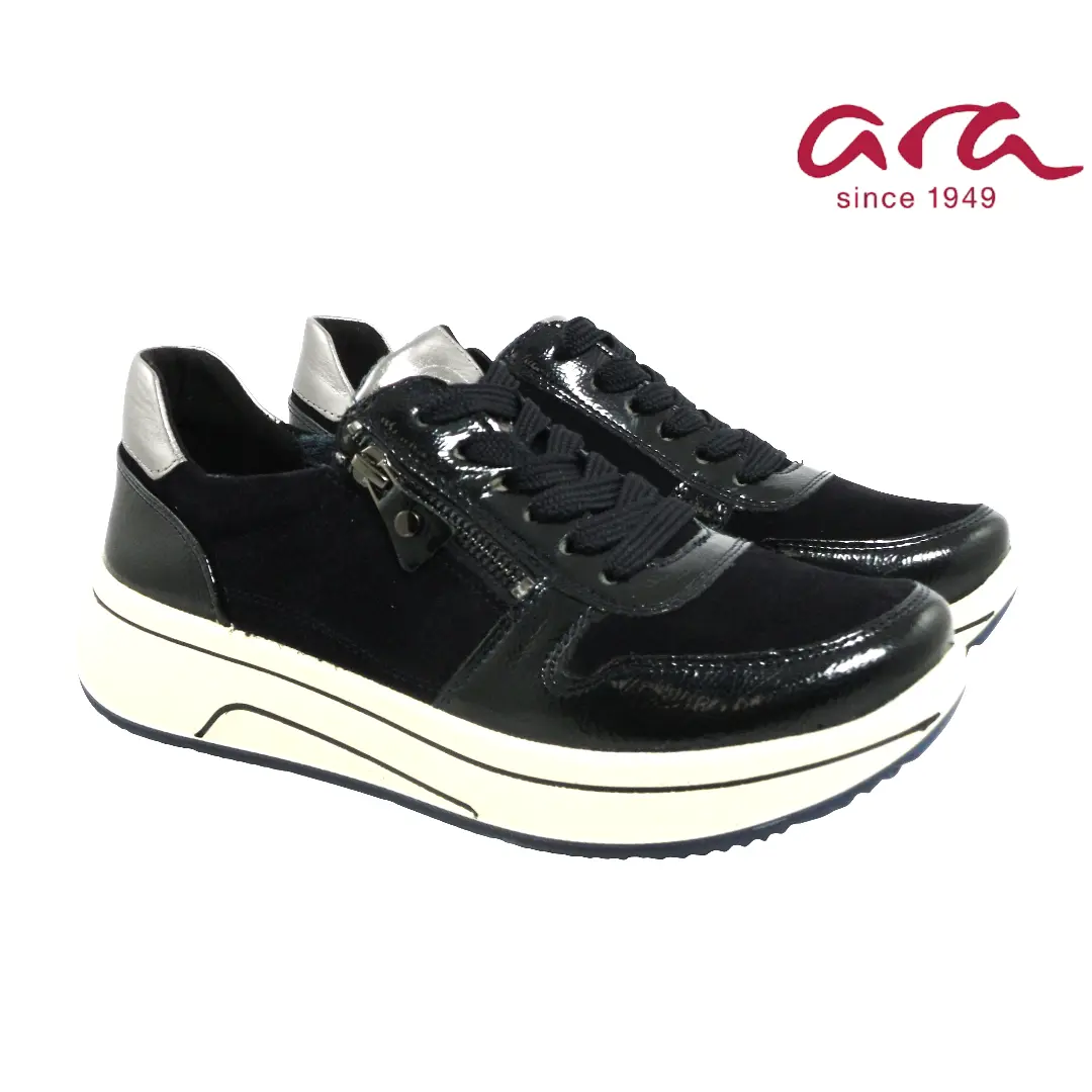 Blauw/graphit Ara dames sneakers met lakaccenten, veters, ritssluiting en lichte plateauzool.