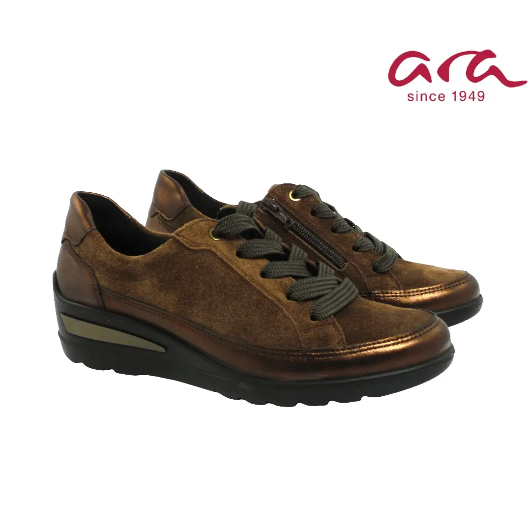 Ara 50601-03 mocca sneakers van suède met metallic accenten, brede veters, rits en subtiele sleehak.