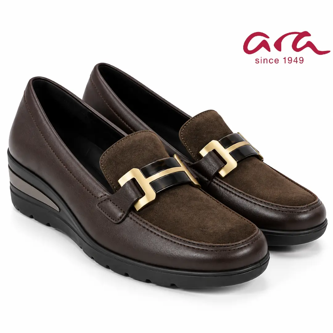Ara 50609 bruine dames instappers met suède inzet, goudkleurige gesp en comfortabele sleehak.