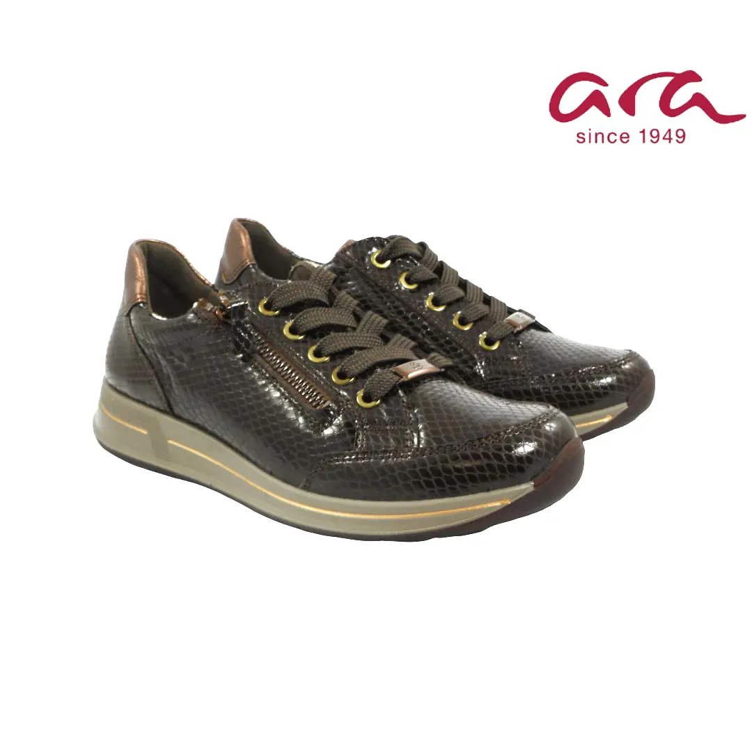 Ara 54801 dames sneakers in donkerbruin met glanzende reptielstructuur, goudkleurige details en ritssluiting.
