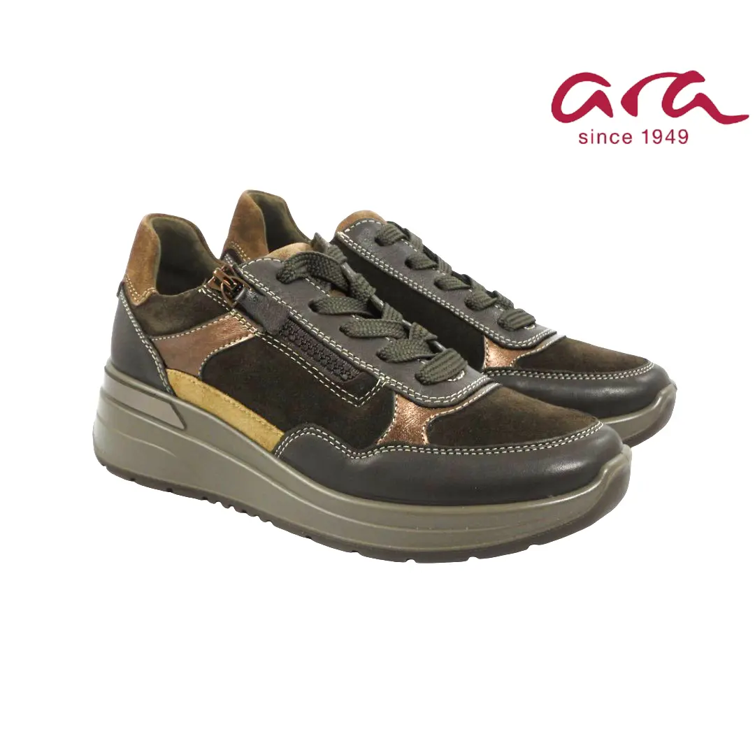 Ara 57702 dames sneakers in donkerbruin met bronzen accenten, veters, zijrits en comfortabele verhoogde zool.