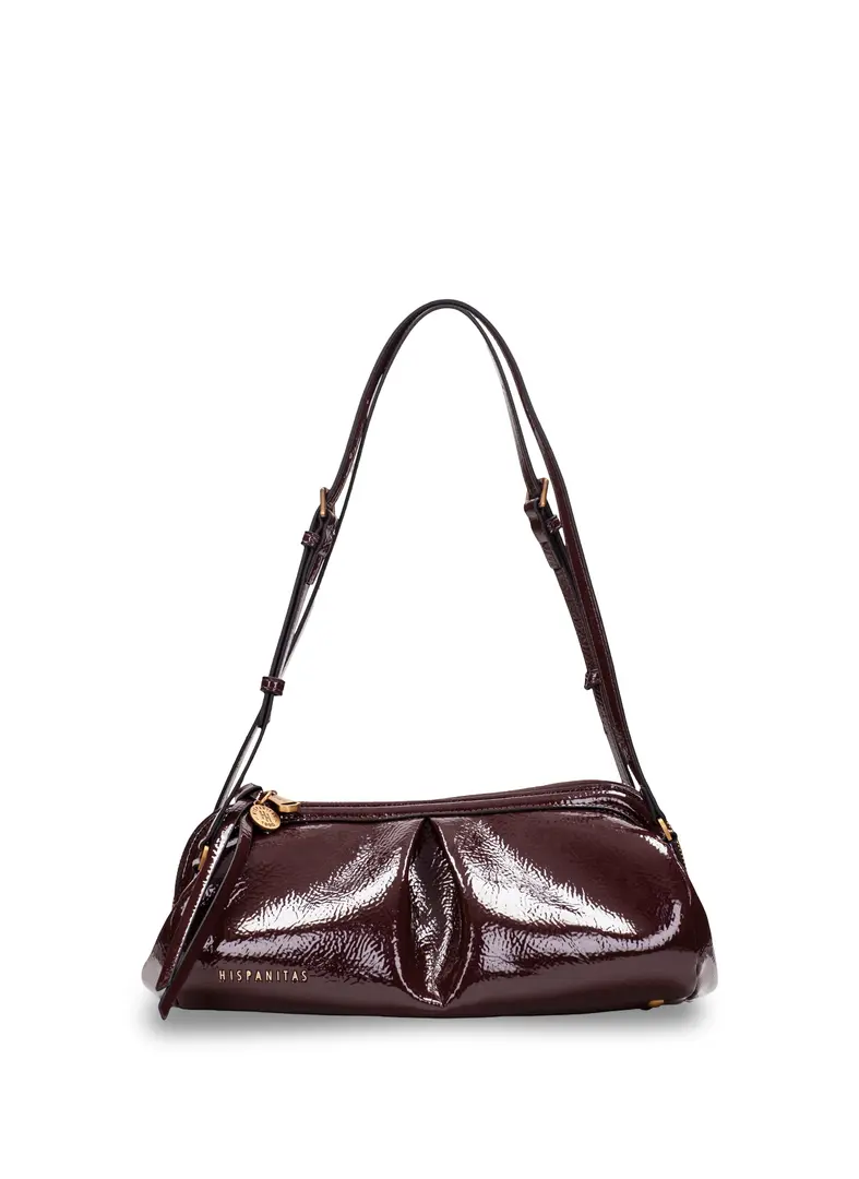 Hispanitas bruine handtas in glanzende laklook met geplooid design, goudkleurige details en verstelbare schouderriem.