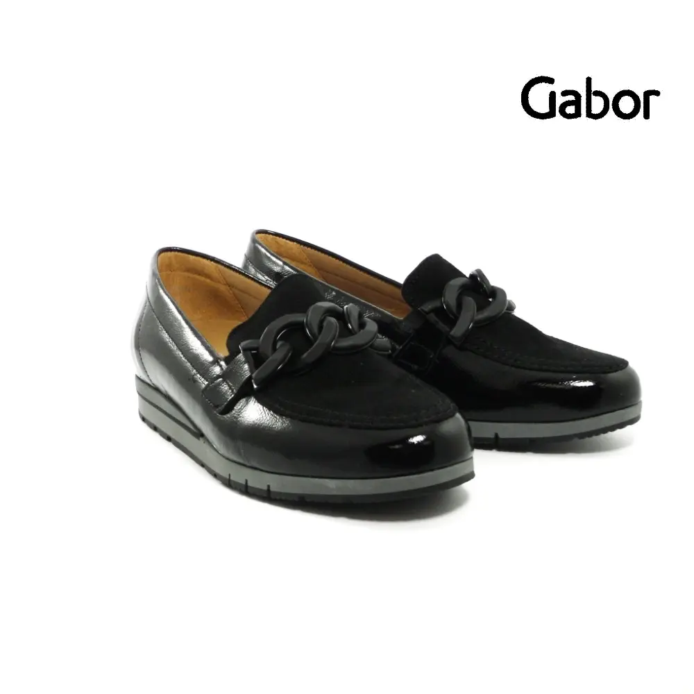 Gabor • 52.415 ~ Zwart Zwarte instappers van Gabor met kettingversiering, lakleer en fluweelachtige textuur voor een luxe uitstraling.