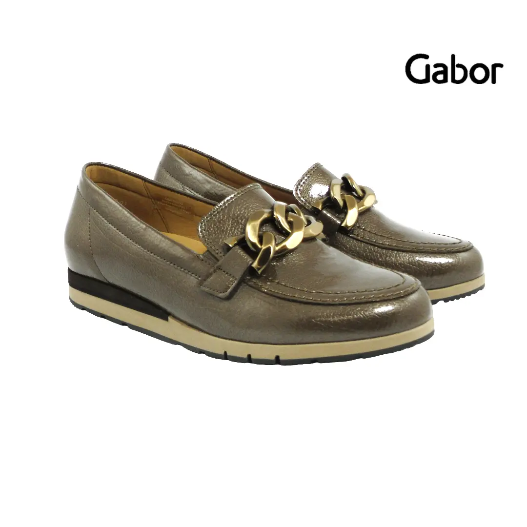 Gabor • 72.415 ~ Cacao Cacaokleurige instappers van Gabor met gouden kettingversiering en glanzend leer voor een luxe uitstraling.