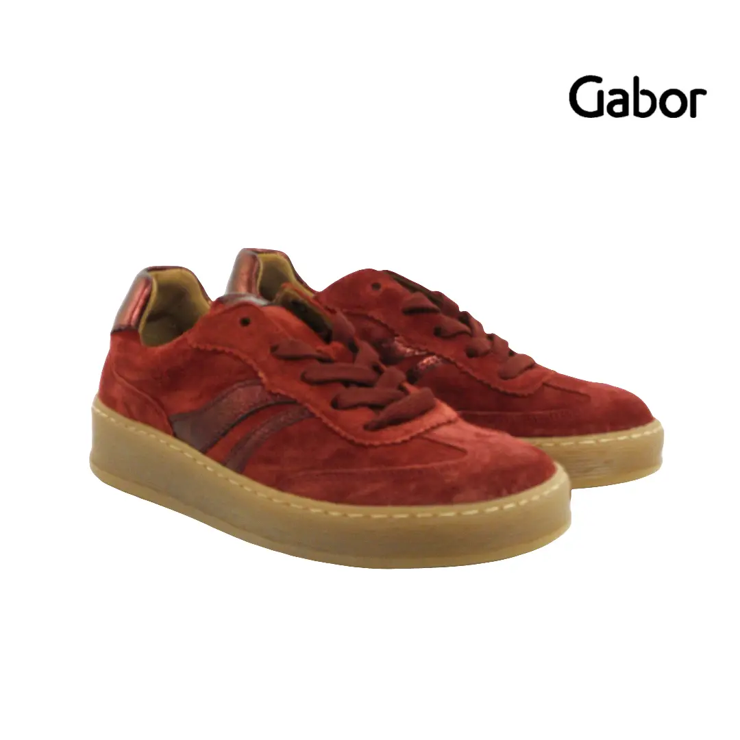 Gabor • 76.475 ~ Damasco/Bordeaux Rode suède sneakers van Gabor met retrolook, rubberen zool en metallic hielaccent.