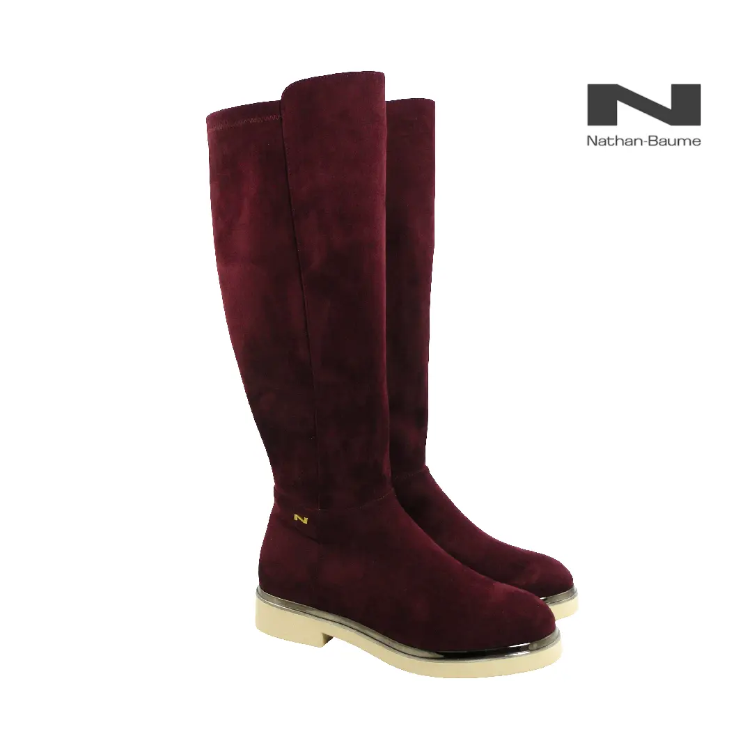 Nathan-Baume knieboots in bordeaux suède met glanzend detail op de zool en 'N' logo aan de zijkant.