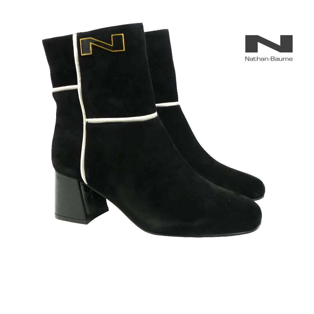 Zwarte enkellaarsjes van Nathan Baume met rechthoekige hak, witte stiksels en "N"-logo.