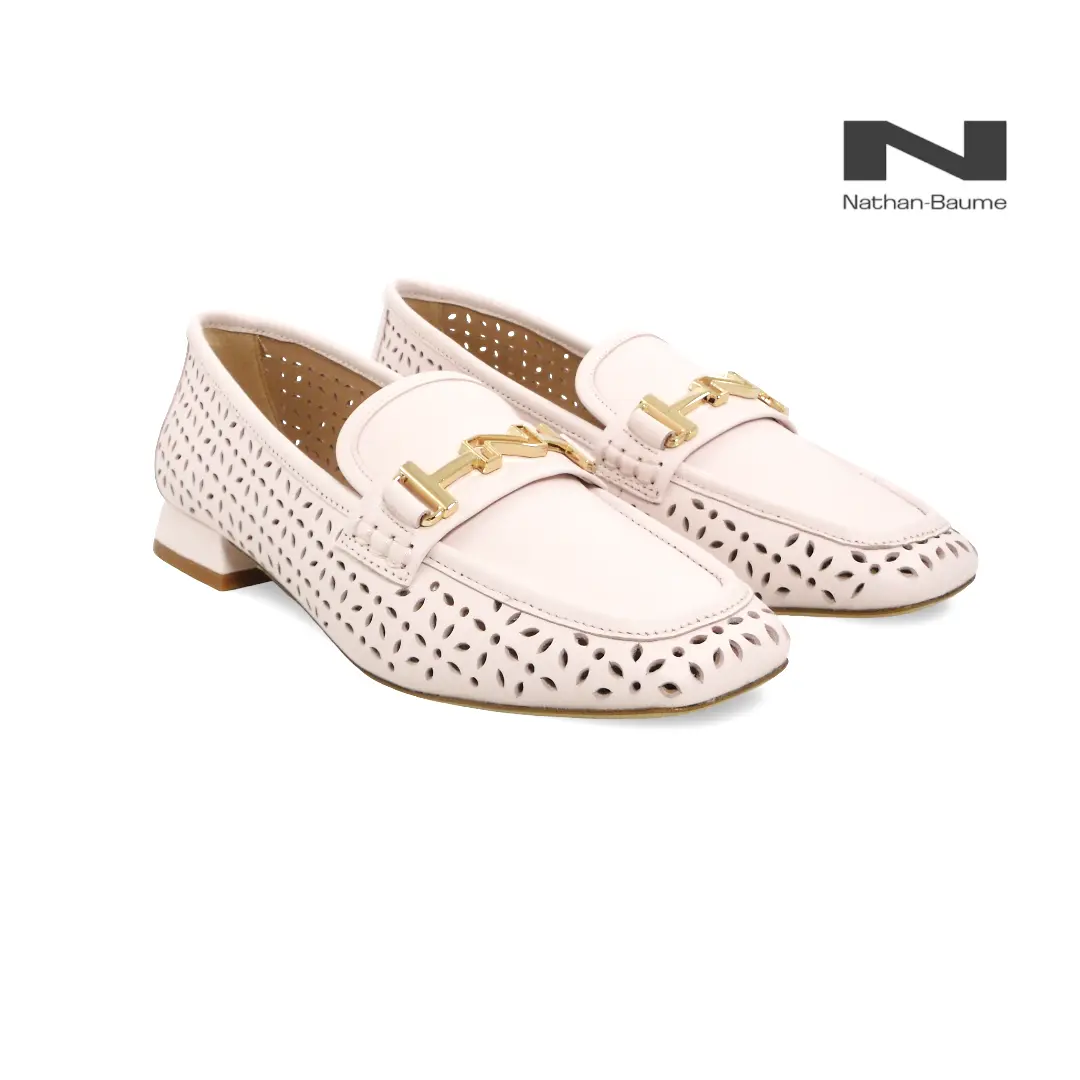 Nathan-Baume N07-01 dames loafers in nude leer met goudkleurig bitdetail.