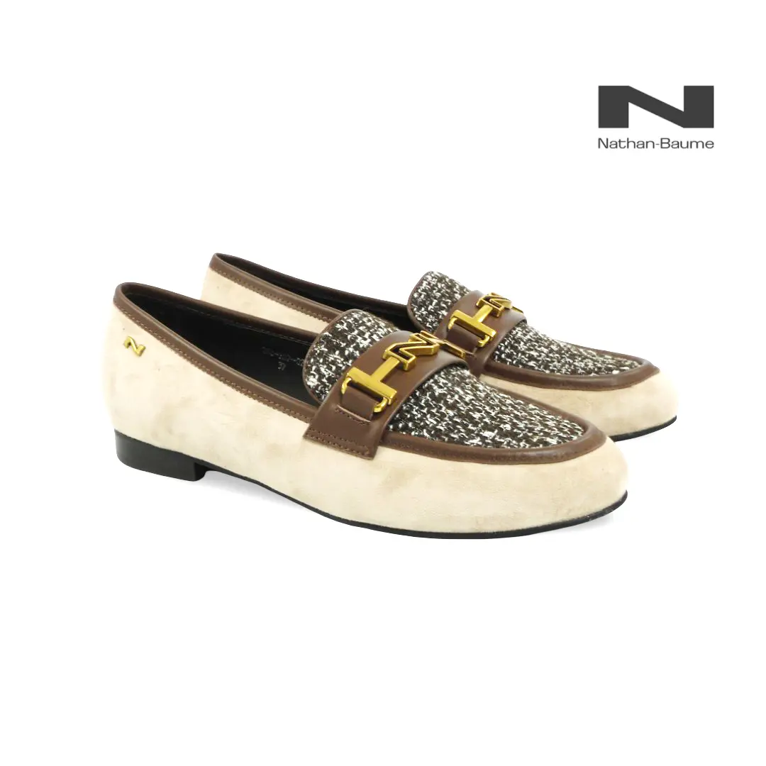 Nathan-Baume N07-02 moassins in beige suède met bruine tweed, leren band en goudkleurig logo-detail.
