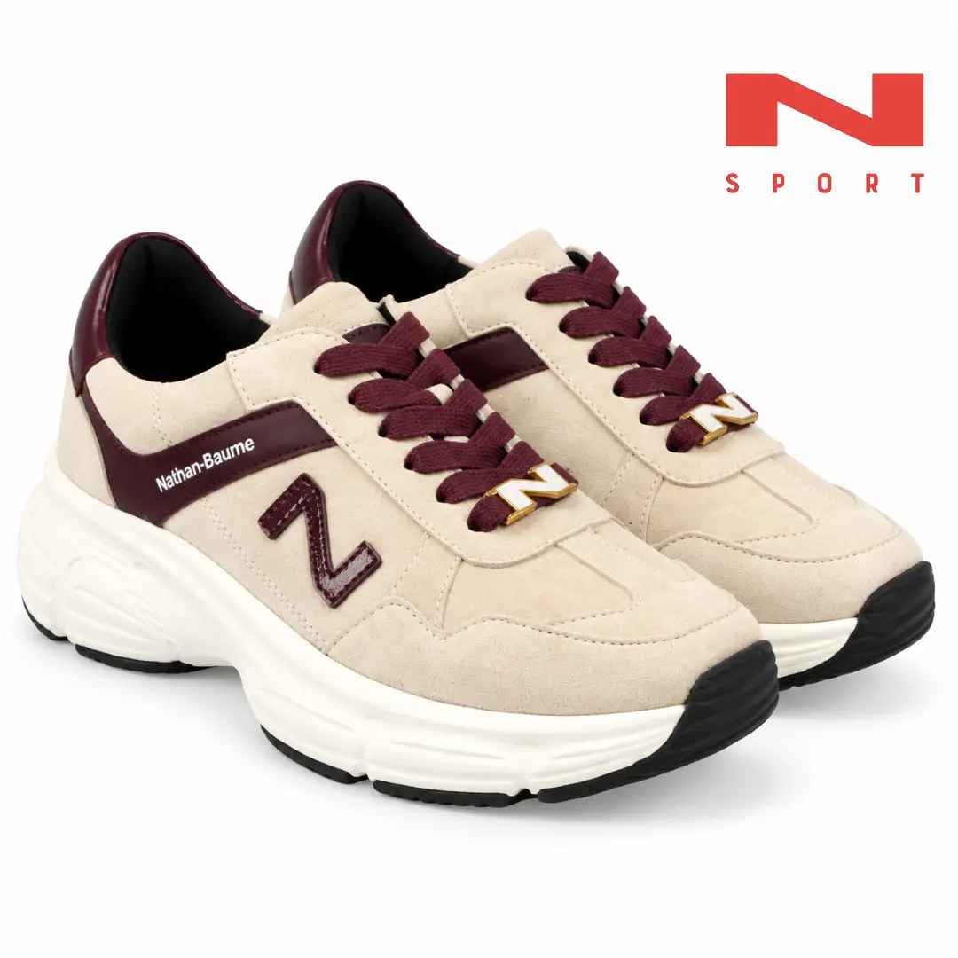 Nathan-Baume NS36-01 sneakers in licht beige suède met bordeaux details en chunky witte zool.