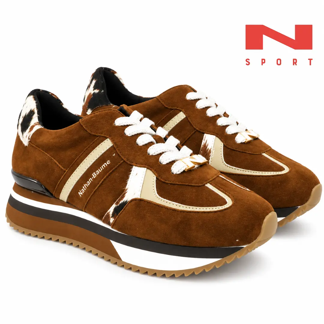 Nathan-Baume NS40-04 sneakers in chocoladebruin suède met goudkleurige accenten, witte veters en sportieve platformzool.