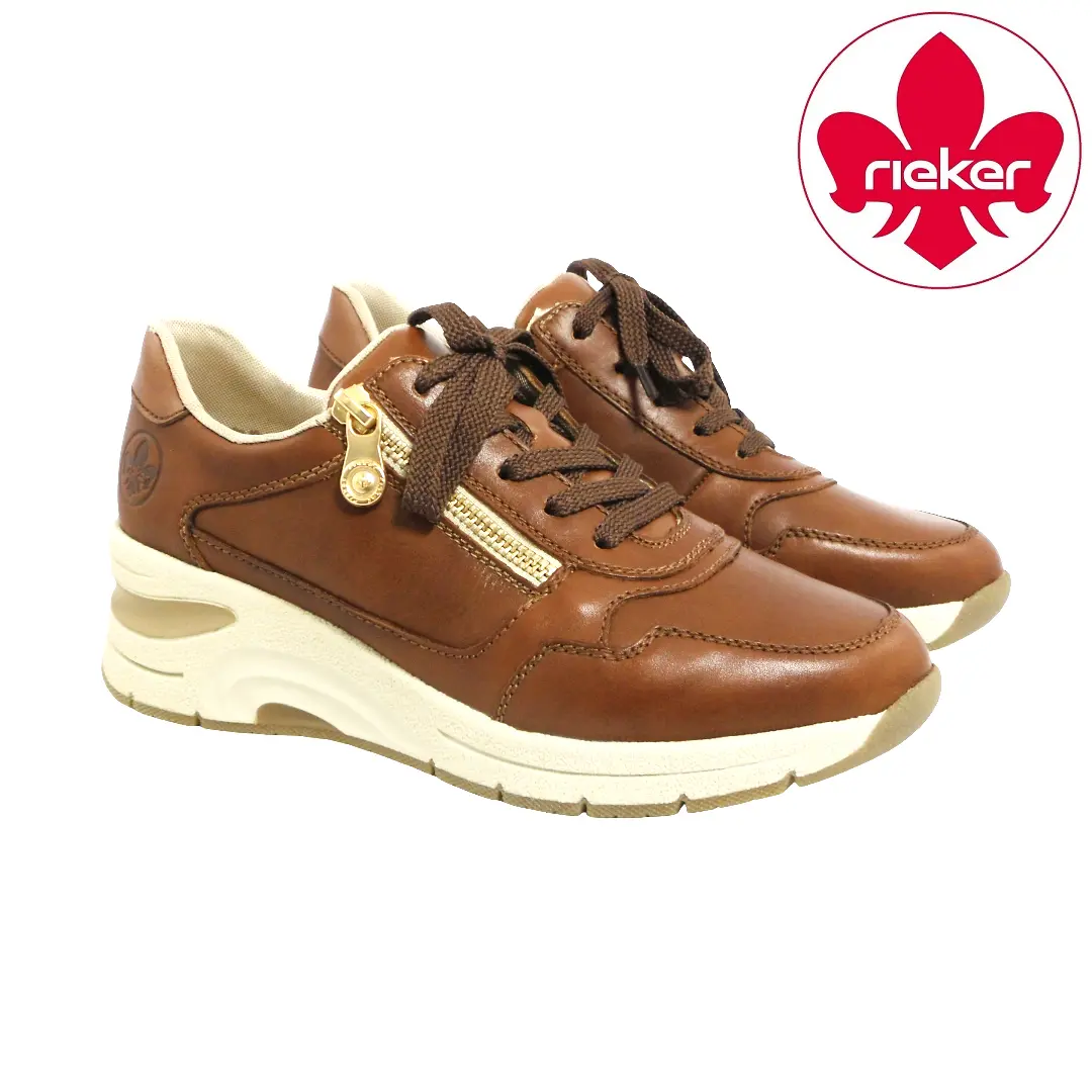 Kastanjebruine Rieker damessneakers van leer met veters, goudkleurige rits en lichte plateauzool.