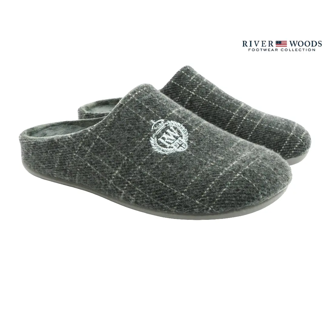 Comfortabele River Woods Bick grijze pantoffels met ruitpatroon en geborduurd logo, perfect voor dagelijks gebruik binnenshuis.