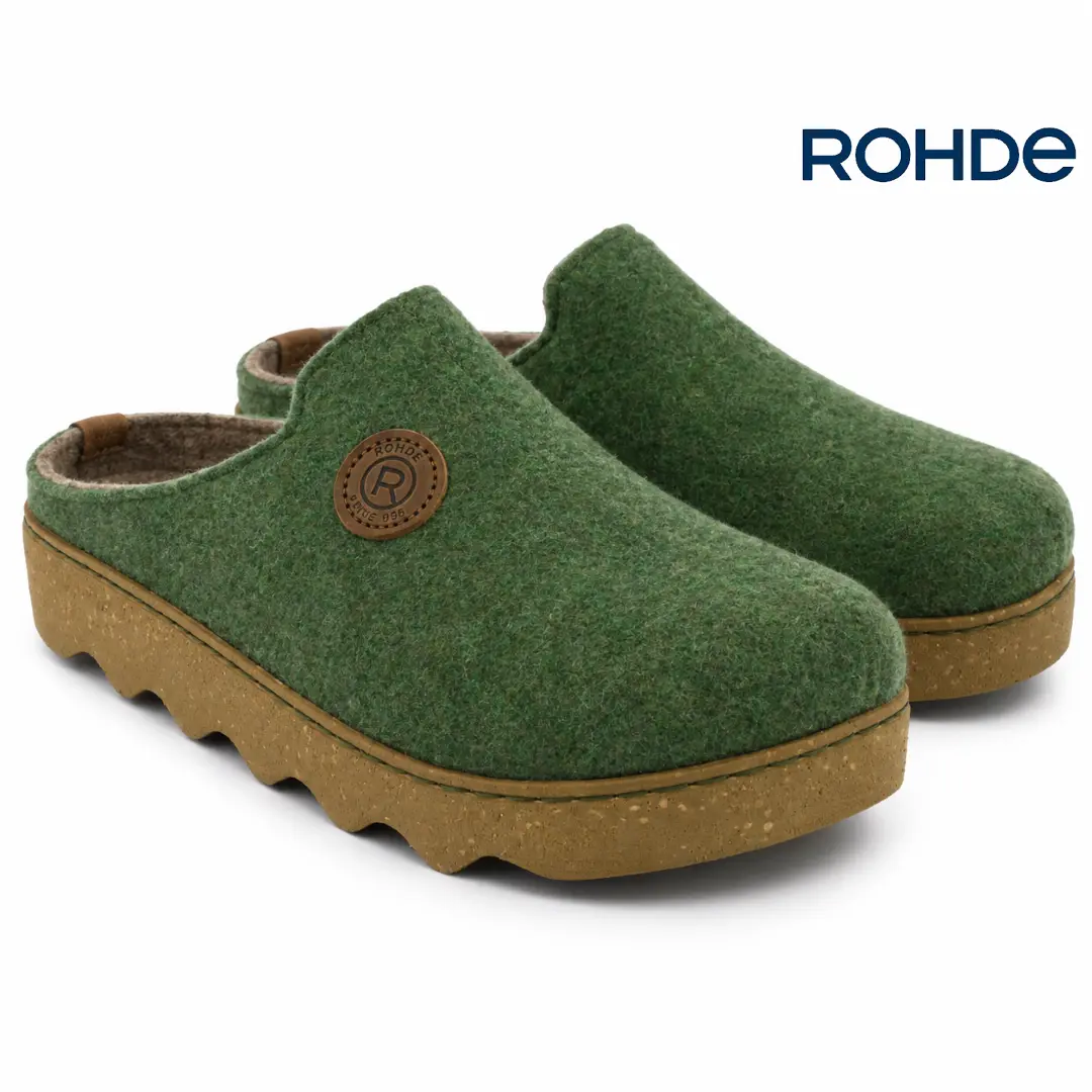 Rohde 6120 Pesto damespantoffels in groen vilt met comfortabele instap, warme voering, decoratief Rohde-embleem en stevige profielzool.