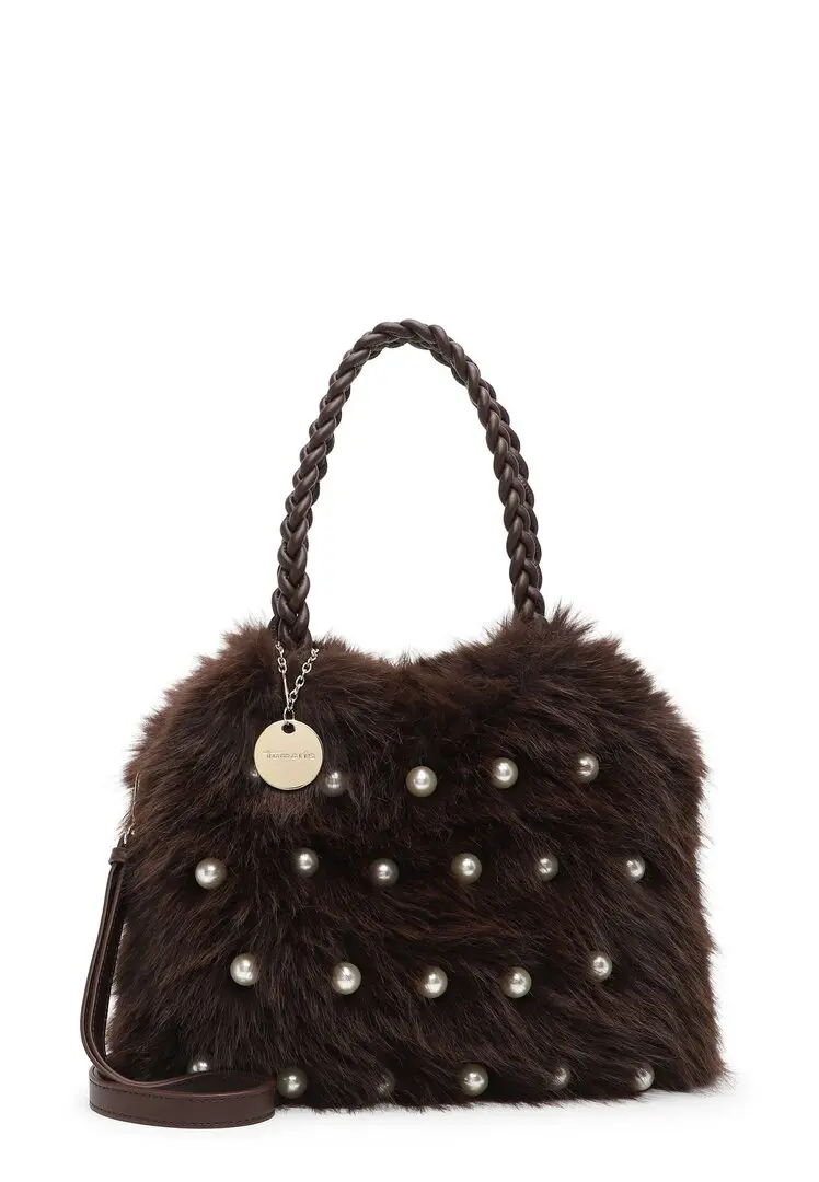 Tamaris donkerbruine fluffy shopper met pareldetails, gevlochten handvatten en lange schouderriem.