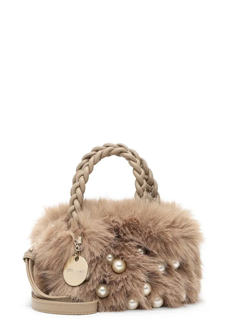 Tamaris beige shopper in zachte faux-fur look met pareldetails, gevlochten handvat, goudkleurige hanger en schouderriem.