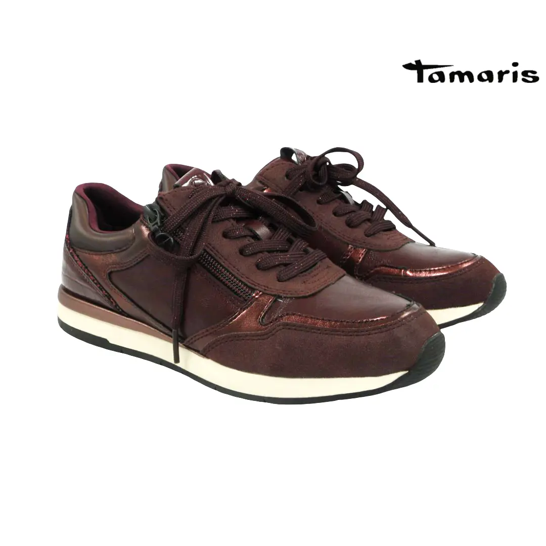 Tamaris 23613 sneakers in bordeaux met metallic accenten, vetersluiting, zijrits en contrasterende lichte zool.