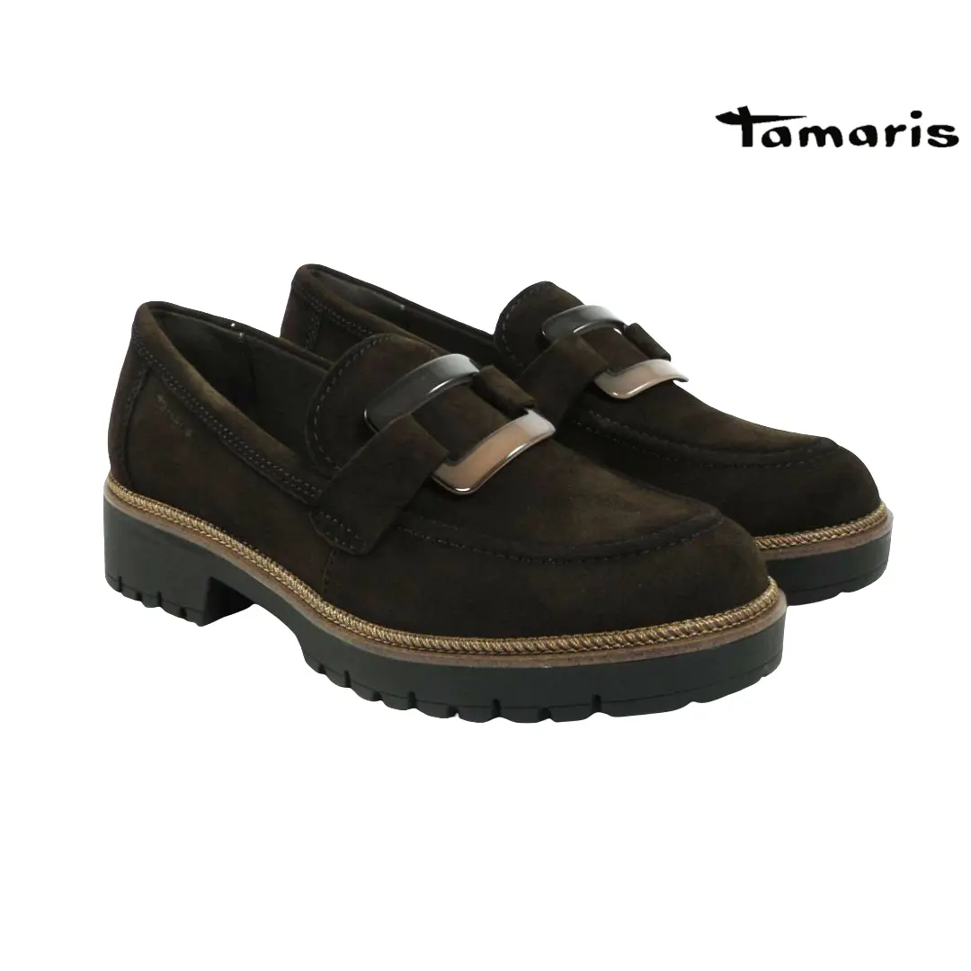 Tamaris 24722 loafers in donkerbruin met decoratieve gesp, mocassin-stiksels en stevige zwarte profielzool.