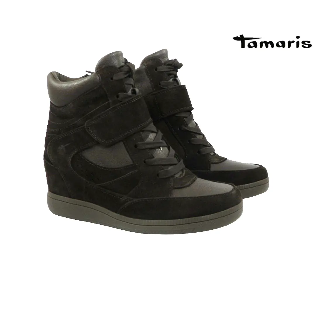 Tamaris 25282 hoge sneakers in moccabruin met sleehak, vetersluiting en brede klittenbandsluiting.