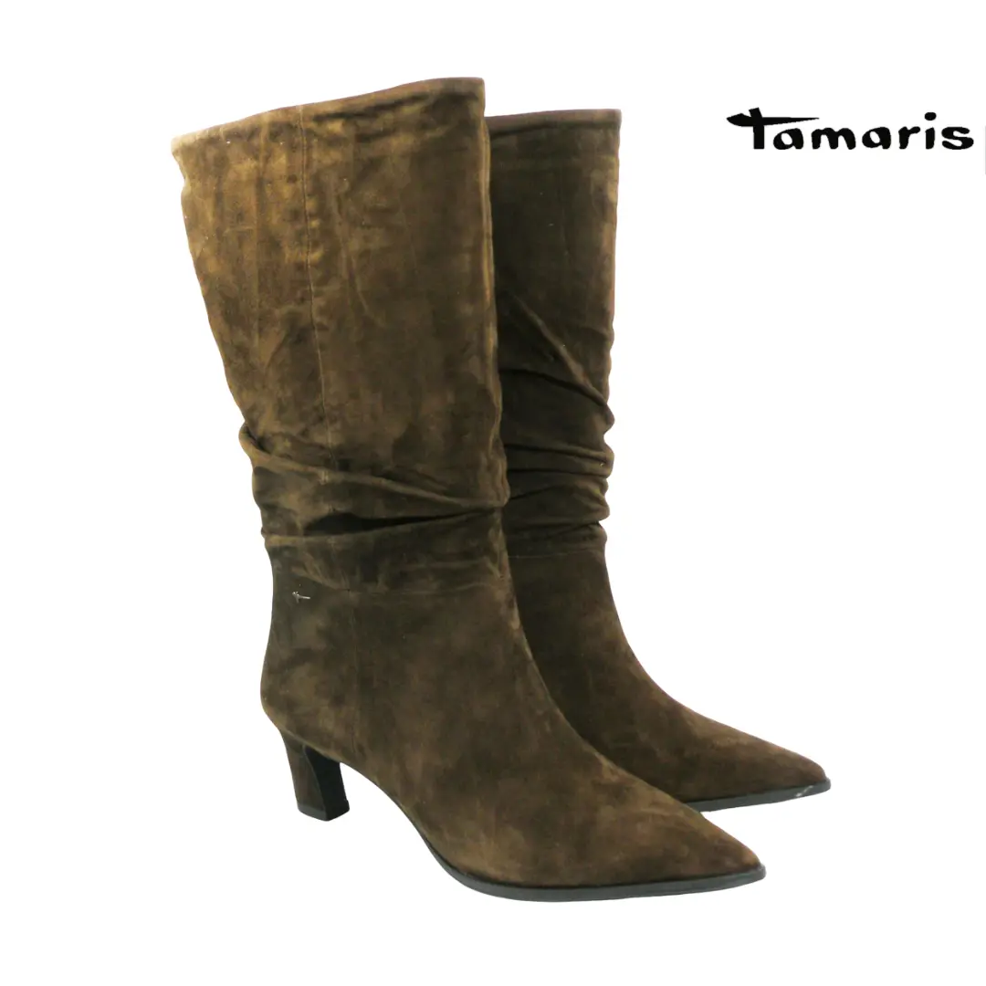 Tamaris 25308 Mocca hoge dameslaarzen in donkerbruin met geplooide schacht, spitse neus en elegante hak.