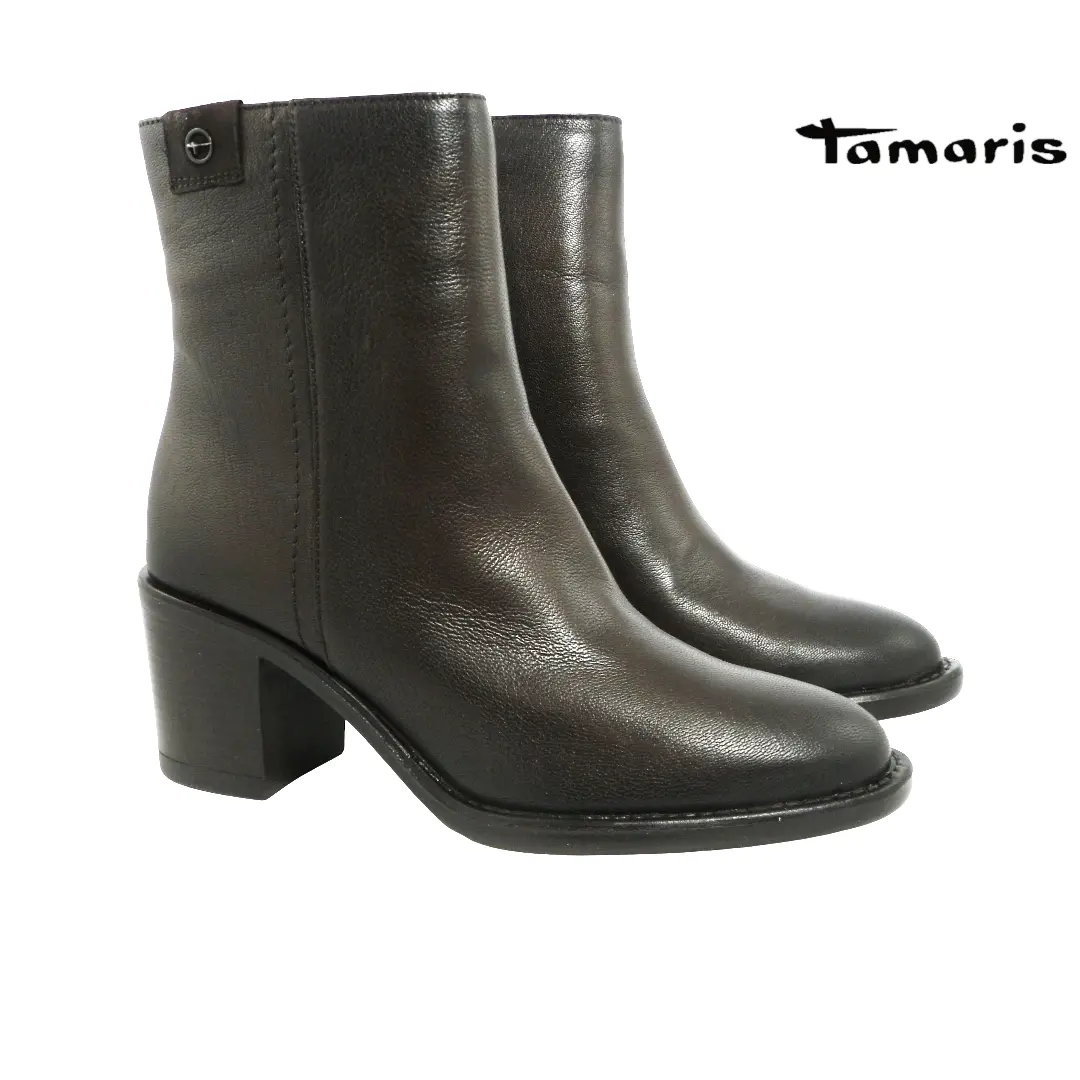 Tamaris enkellaars model 25318 in mocca leer met blokhak en ritssluiting – klassieke dameslaars voor dagelijks en zakelijk gebruik.