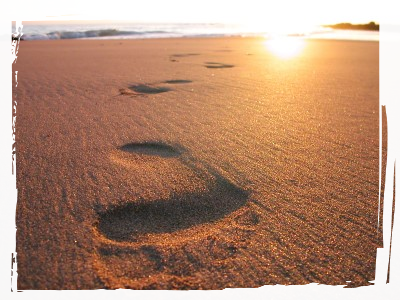 Afbeelding van voetafdrukken in het zand